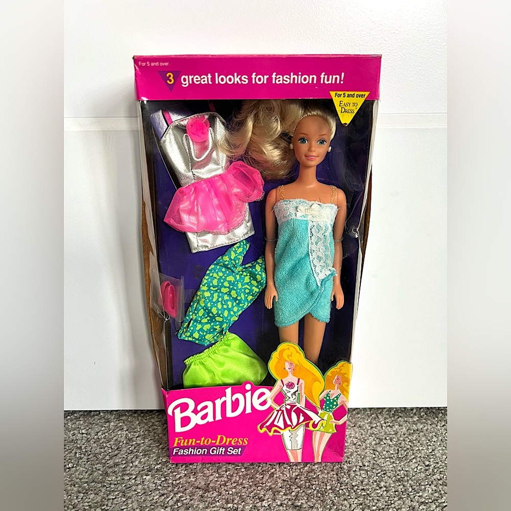 Vintage 1992 Mattel Barbie Fun To Dress Fashion Gift Set